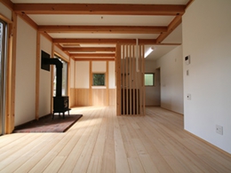 神社の隣に建つ家