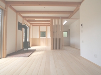 神社の隣に建つ家