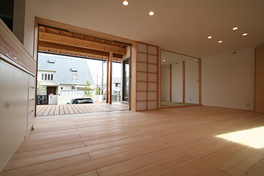 大屋根のある家